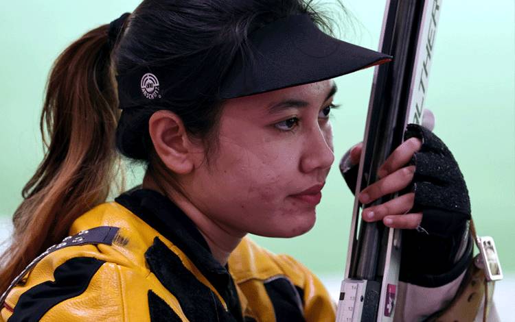 Atlet menembak Indonesia Vidya Rafika Rahmatan Toyyiba saat tampil dalam kualifikasi nomor 50m rifle putri Olimpiade Tokyo 2020 di Asaka Shooting Range, Tokyo, Jepang, 31 Juli 2021 (ANTARA/REUTERS/ANN WANG)
