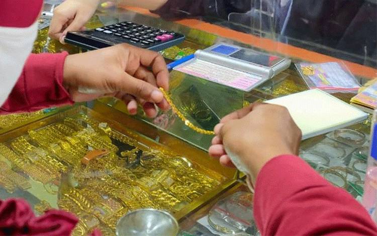Salah seorang pelanggan memilih emas perhiasan di salah satu toko emas di PPM Sampit.