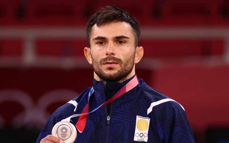 Peraih medali perak judo kelas 66kg putra dari Georgia, Vazha Margvelashvili, dalam seremoni medali di Nippon Budokan, Tokyo, Jepang, 25 Juli 2021. (foto : REUTERS/SERGIO PEREZ)