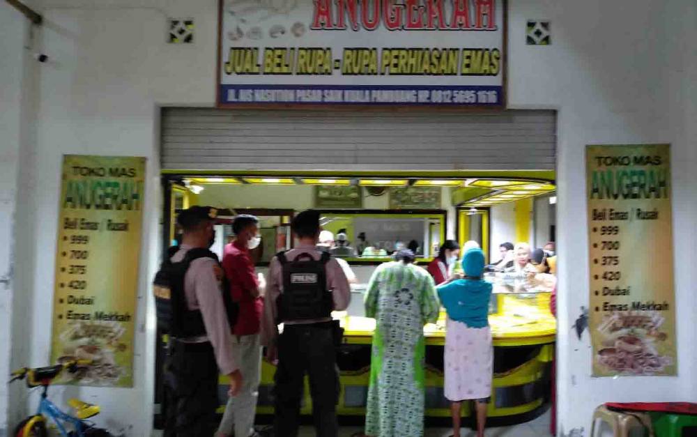 Satuan Samapta Polres Seruyan, memantau aktivitas toko emas di Pasar Kuala Pembuang