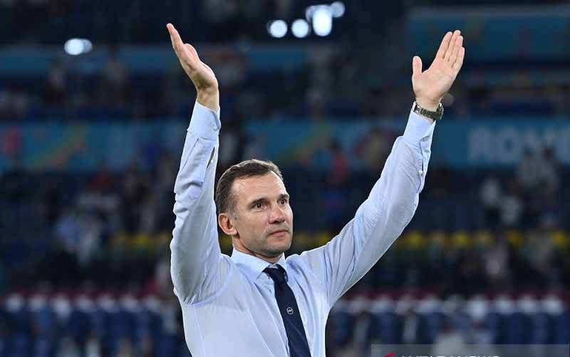 Pelatih tim nasional Ukraina Andriy Shevchenko berterima kasih kepada penonton seusai kalah melawan Inggris dalam perempat final Euro 2020 di Stadion Olimpico, Roma, Italia, pada 3 Juli 2021. (foto : ANTARA/REUTERS/POOL/Alberto Pizzoli)