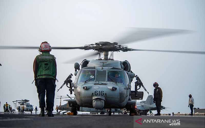Ilustrasi - Militer AS menyiapkan helikopter MH-60S Sea Hawk di atas kapal induk USS Ronald Reagan (CVN 76) membantu Mercer Street, kapal tanker yang dikelola Zodiac Maritime milik Israel, di Laut Arab, 30 Juli 2021. (foto : ANTARA/US Navy/Handout via Reuters)