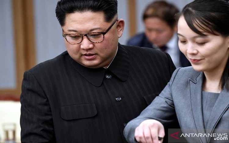  Pemimpin Korea Kim Jong Un dan saudara perempuannya Kim Yo Jong menghadiri pertemuan dengan Presiden Korea Selatan Moon Jae-in di Peace House di desa gencatan senjata Panmunjom di dalam zona demiliterisasi yang memisahkan kedua Korea, Korea Selatan 