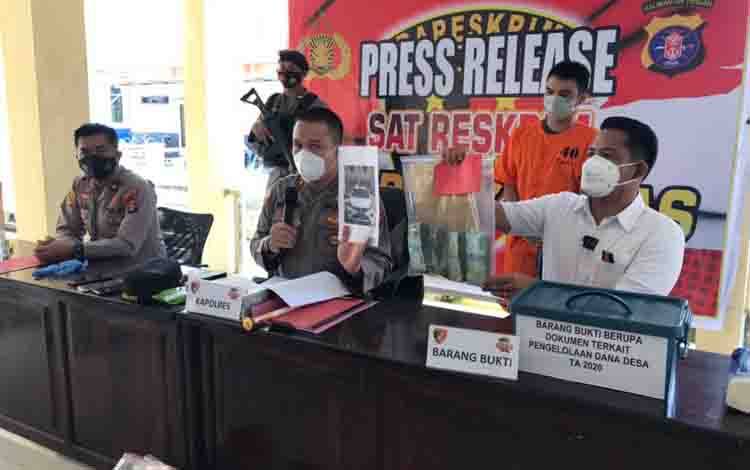 Kapolres Kapuas AKBP Manang Soebeti saat pimpin pers rilis kasus tipikor, Senin 2 Agustus 2021