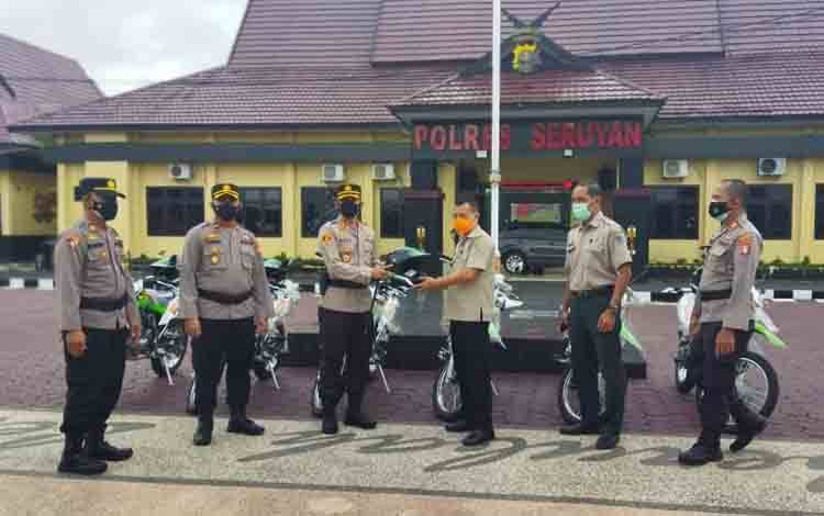 Penyerahan kendaraan operasional untuk Polres Seruyan