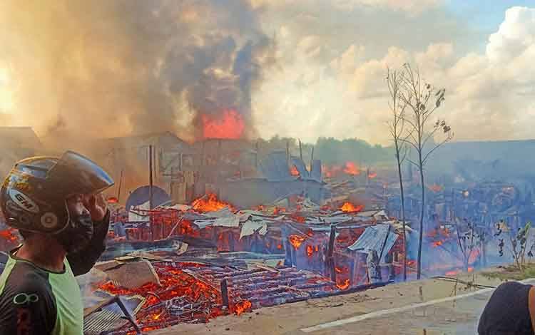 Puluhan rumah padat penduduk di Kelurahan Tumbang Rungan, Kota Palangka Raya hangus terbakar