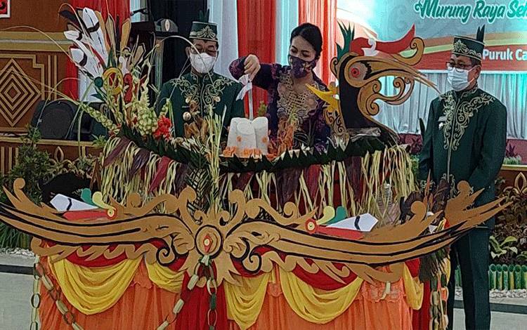 Prosesi pemotongan tumpeng pada acara syukuran HUT Kabupaten Murung Raya (Mura) ke 19, Senin kemarin di GPU Tira Tangka Balang.