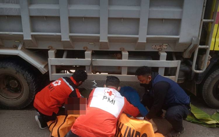 Evakuasi korban kecelakaan di Jalan Jendral Sudirman Km 29 Sampit.