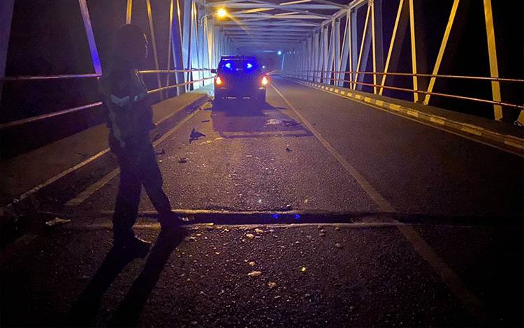 Personel Satlantas Polres Kapuas saat menunjukkan lokasi kejadian kecelakaan lalu lintas di Jembatan Pulau Petak