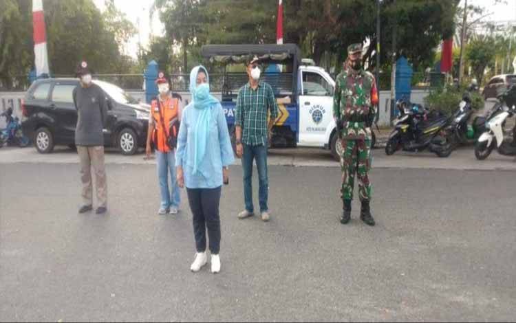 Ketua Harian Satgas Covid-19 Palangka Raya, Emi Abriyani memimpin razia prokes
