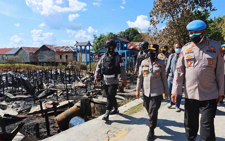 Wakapolda Kalteng Brigjen Pol Ida Oetari Poernamasasi saat meninjau lokasi kebakaran di Kelurahan Tumbang Rungan.