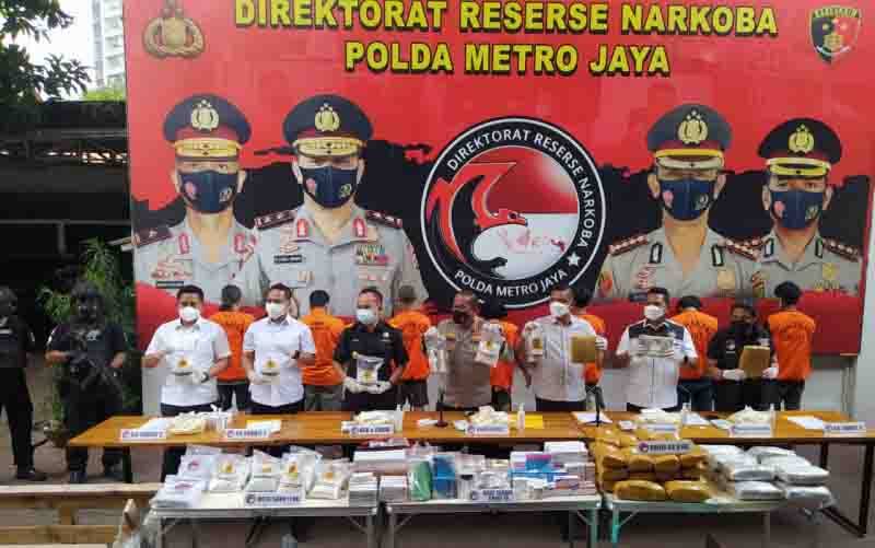Kabid Humas Polda Metro Jaya Kombes Pol Yusri Yunus (tengah) memperlihatkan barang bukti terkait pengungkapan komplotan penimbun obat terapi COVID-19 di Polda Metro Jaya, Rabu (4/8/2021). (foto : ANTARA/Fianda Sjofjan Rassat)