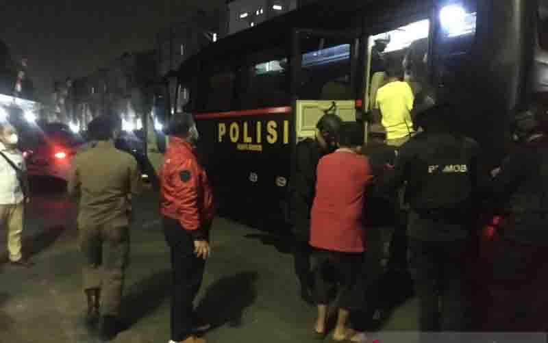 Sebanyak 19 narapidana bandar narkoba dipindahkan ke ke lembaga pemasyarakatan (Lapas) Super Maximum Security di Nusakambangan. (foto : ANTARA/Dokumentasi Kemenkumham)