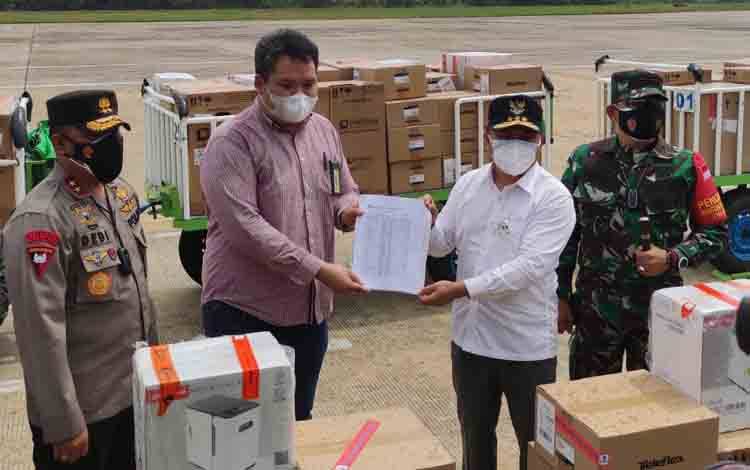 Gubernur Kalteng, Sugianto Sabran menerima dokumen bantuan di Bandara Tjilik Riwut Palangka Raya, Kamis 5 Agustus 2021