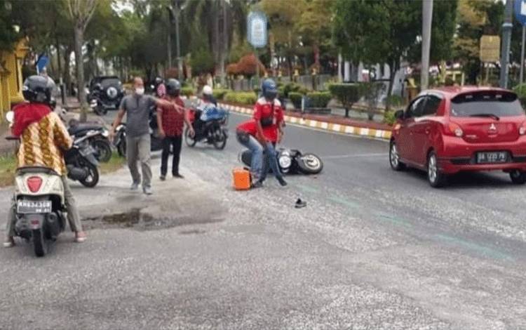 Pemotor terjatuh akibat ceceran graese di ruas Jalan Sutan Syahrir, Kota Pangkalan Bun.