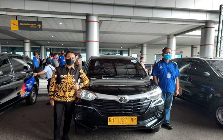 Wali Kota Palangka Raya Fairid Naparin foto bersama seusai resmikan taksi Bandara Tjilik Riwut.