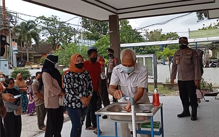 Kapolres Sukamara, AKBP I Gede Putu Dedy Ujiana saat meninjau kegiatan gerakan vaksinasi merdeka di gedung Gawi Barinjam.