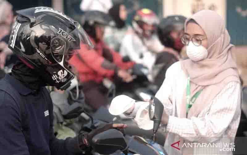 Ilustrasi - Pembagian masker N95 kepada pengendara di wilayah Pejaten Barat, Jakarta Selatan, beberapa waktu lalu. (foto : ANTARA/Dokumentasi Pribadi)