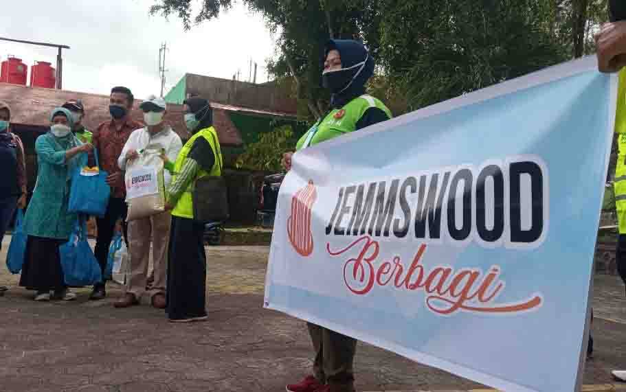 PT Jemmswood sebuah perusahaan pengolahan kayu milik Jemmy Adrianor Rasyid membagikan paket sembako untuk petugas kebersihan dan juru parkir di Kabupaten Kobar melalui Program Jemmswood Berbagi, Jumat, 6 Agustus 2021.