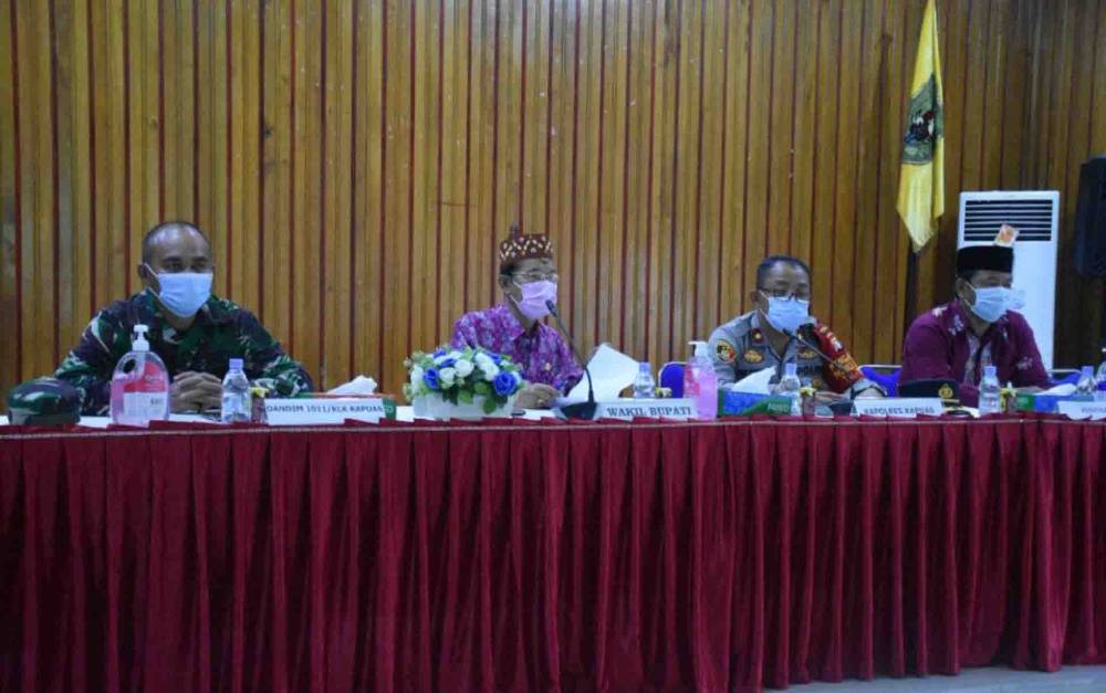 Wakil Bupati Kapuas, Nafiah Ibnor dalam rapat penanganan covid-19