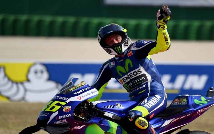 Pebalap tim Movistar Yamaha MotoGP Valentino Rossi melakukan selebrasi setelah finis runner-up di Grand Prix San Marino, Marco Simoncelli Circuit, Misano. (11/11/2016)