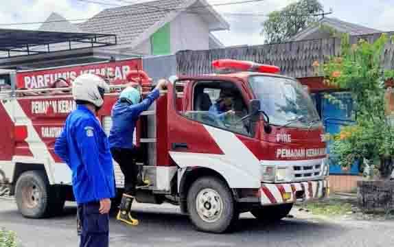 Petugas pemadam kebakaran tiba di mebel di Jalan Muchran Ali, Kecamatan Baamang, yang nyaris kebakaran