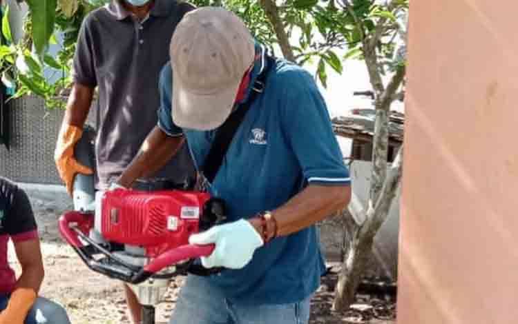 Petugas saat membuat lobang resapan biopori di Palangka Raya