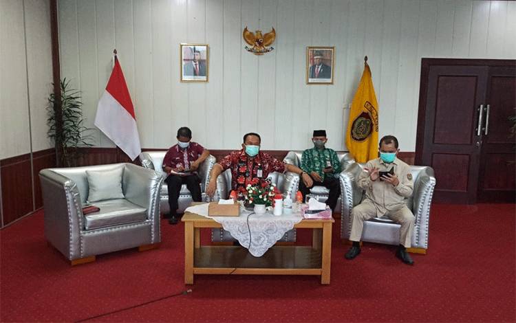Pj Sekda Kalteng H Nuryakin (dua dari kiri) bersama pejabat lainnya ketika menghadiri rapat koordinasi secara virtual. 