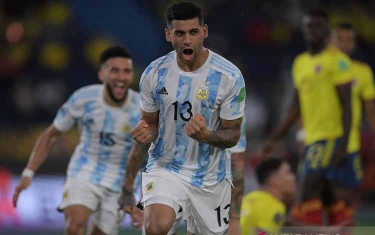 Bek tim nasional Argentina Cristian Romero merayakan golnya ke gawang Kolombia dalam pertandingan kualifikasi Piala Dunia 2022 zona CONMEBOL di Stadion Roberto Melendez Metropolitan, Barranquilla, Kolombia, pada 8 Juni 2021. Tottenham Hotspur baru saja mengumumkan transfer Romero dari Atalanta. 