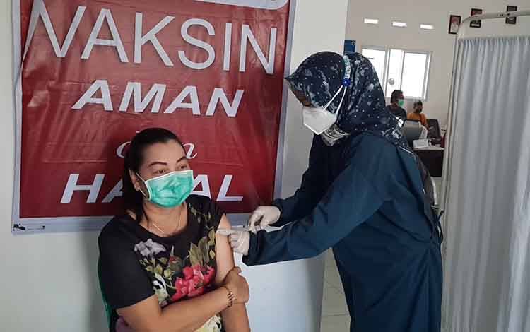 Nakes disuntik vaksin dosis ketiga, di Puskesmas Tampang Tumbang Anjir, Sabtu, 7 Agustus 2021