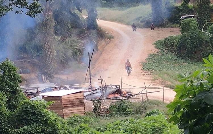 Foto dugaan pembakaran kamp di Desa Suja, Kecamatan Lamandau yang beredar di media sosial (istimewa)
