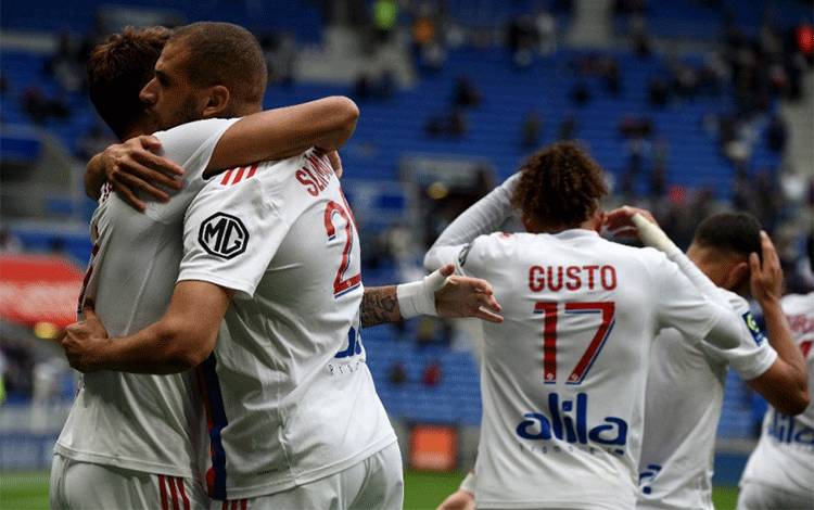 Striker Lyon asal Aljazair Islam Slimani (tengah) merayakan golnya bersama rekan-rekan satu tim dalam laga melawan Brest yang berkesudahan 1-1 di Stadion Groupama, Decine-Charpieu dekat Lyon pada 7 Agustus 2021. (AFP/JEAN-PHILIPPE KSIAZEK)