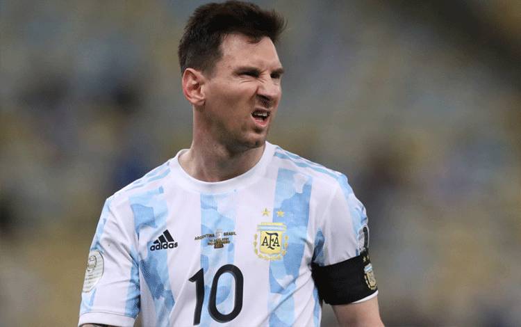 Lionel Messi saat bertanding bersama Argentina dalam final Copa America 2021 melawan Brazil di Estadio Maracana, Rio de Janeiro, Brazil, 10 Juli 2021. (REUTERS/AMANDA PEROBELLI)