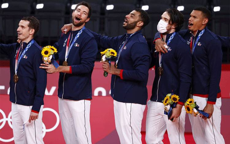 Earvin Ngapeth dan rekan-rekannya dalam tim voli Prancis dalam seremoni medali bola voli Olimpiade Tokyo 2020 di Ariake Arena, Tokyo, Jepang, 7 Agustus 2021. (REUTERS/CARLOS GARCIA RAWLINS)