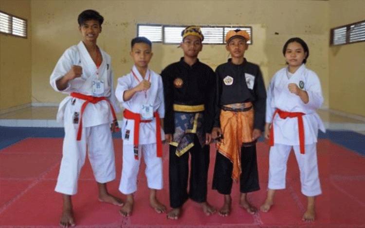 Para siswa SMPN 2 Sampit yang menjadi juara kumite O2SN Kotim 2021.