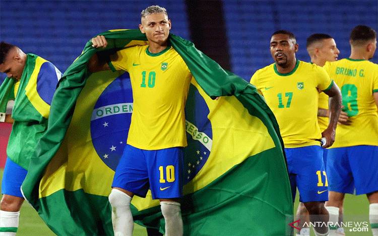 Selebrasi skuad Brazil setelah menang lawan Spanyol di partai final Olimpiade Tokyo 2020 untuk memerebutkan medali emas pada 7 Agustus 2021. ANTARA/REUTERS/THOMAS PETER