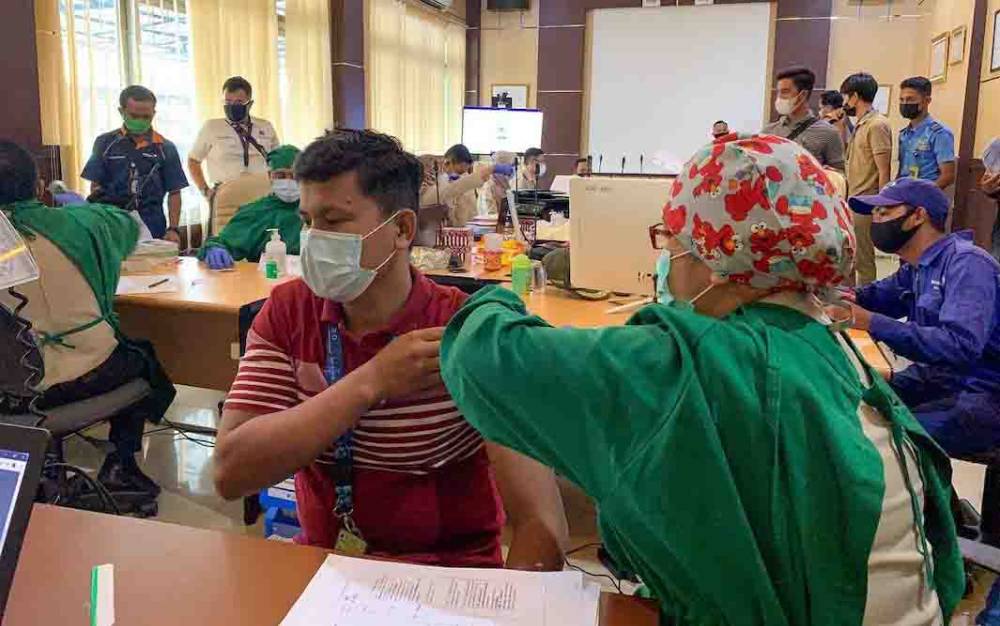 Vaksinasi pelayan publik di Bandara Tjilik Riwut Palangka Raya. (foto : Instagram KKP)