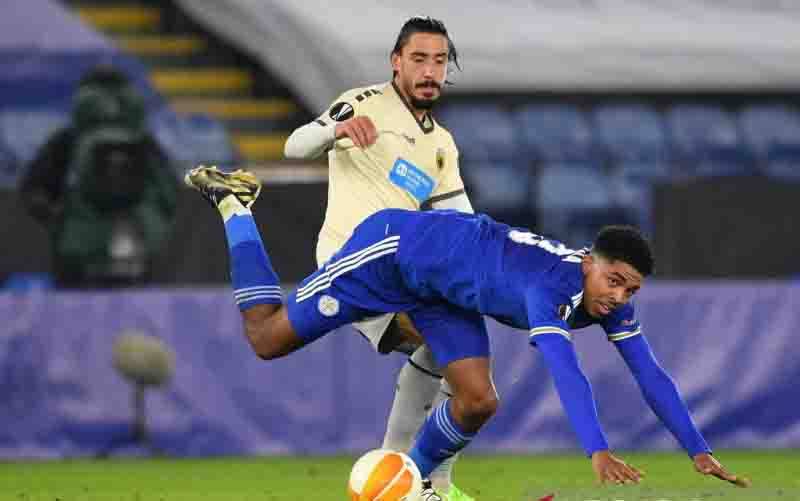 Bek Leicester City Wesley Fofana terjatuh ketika mempertahankan bola dari pemain AEK Athens Andre Simoes pada ajang Liga Europa di Stadion King Power, Leicester, Inggris, 10 Desember 2020. (foto : ANTARA/AFP/Ben Stansall)