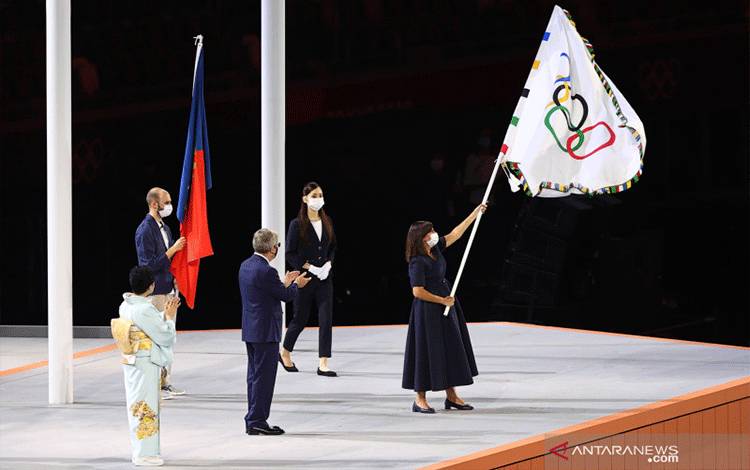 Walikota Paris Anne Hidalgo mengibarkan bendera Olimpiade saat upacara penutupan Olimpiade Tokyo 2020, di Stadion Olimpiade, Tokyo, Jepang, Minggu (8/8/2021). Olimpiade berikutnya akan dilaksanakan di Paris, Prancis. ANTARA FOTO/Reuters-Amr Abdallah Dalsh/hp.
