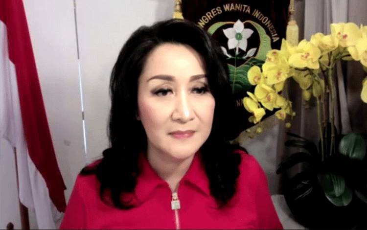 Ketua Kongres Wanita Indonesia (Kowani) Dr Giwo Rubianto Wiyogo dalam webinar lansia berdaya mendukung tumbuh kembang anak yang dipantau di Jakarta, Ahad (8/8/2021). (ANTARA/Indriani)