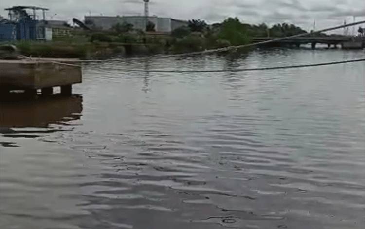 Sungai Mentaya yang tercemar akibat tumpahan CPO.