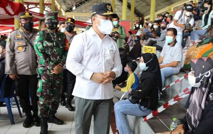 Gubernur Kalteng H Sugianto Sabran meninjau pelaksanaan vaksinasi di Kota Palangka Raya