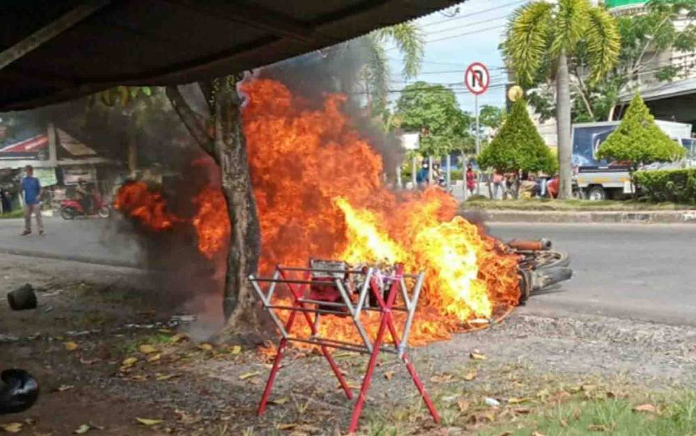 Kendaraan terbakar di Jalan Pemuda dekat pemberhentian lampu merah Jalan Pemuda, Simpang Tugu Adipura Kota Kuala Kapuas, Selasa, 10 Agustus 2021. (foto : istimewa)