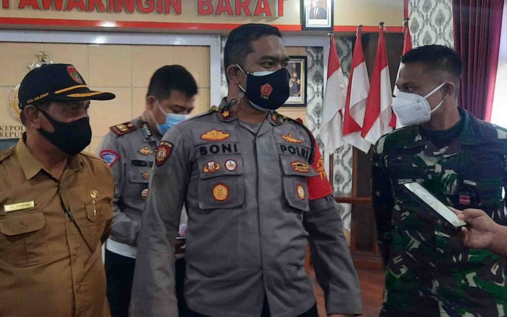Wakapolres Kobar Kompol Boni Ariefianto (tengah) saat menyampaikan pos penyekatan.
