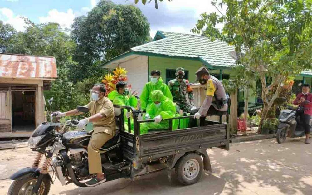 Foto: Tim Satgas Desa Nanga Mua, Kecamatan Arut Utara lakukan penyemprotan disinfektan.