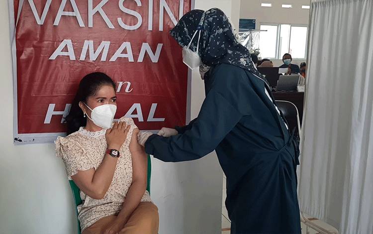 Kepala Puskesmas Tampang Tumbang Anjir, Kabupaten Gunung Mas (Gumas), Nevie Ervina disuntik vaksin dosis 3 di puskesmas setempat, Sabtu, 7 Agustus 2021 lalu.