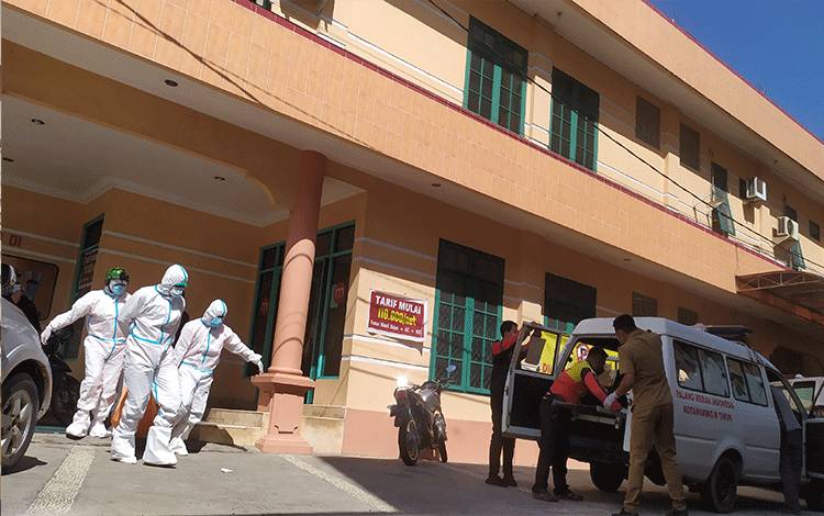 Petugas mengevakuasi jasad tamu hotel di Sampit, yang diduga menjalani isolasi mandiri.