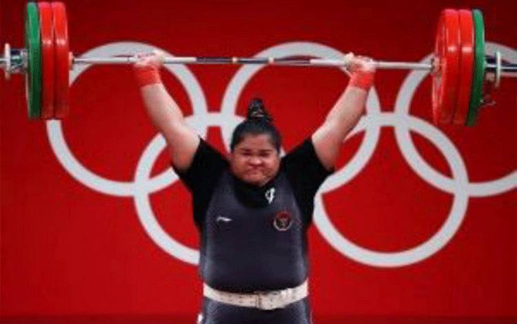 Lifter Indonesia Nurul Akmal saat bertanding di kelas +87kg putri Olimpiade Tokyo 2020 di Tokyo International Forum, Tokyo, Jepang, 2 Agustus 2021 (ANTARA/REUTERS/EDGARD GARRIDO) ((ANTARA/REUTERS/EDGARD GARRIDO))