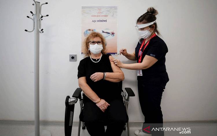 Arsip - Banu Yavuz menerima suntikan vaksin penyakit virus korona (COVID-19) Pfizer-BioNTech di Rumah Sakit Kota Ankara di Ankara, Turki, Jumat (2/4/2021). REUTERS/Cagla Gurgodan/hp/cfo (REUTERS/CAGLA GURDOGAN)