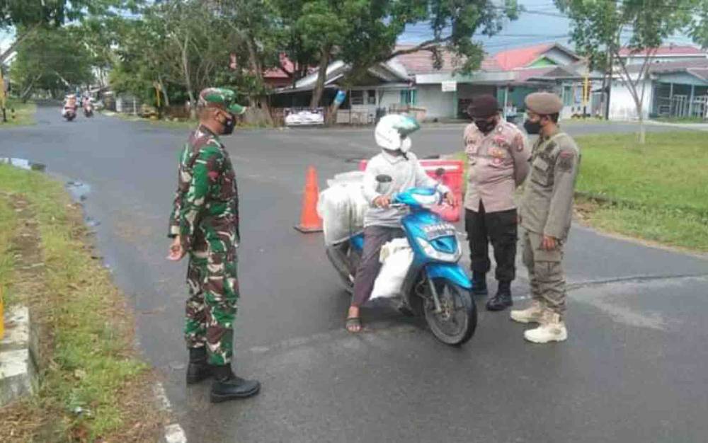 Personel Satpol PP dan Damkar Kabupaten Kapuas turut berjaga di pos penyekatan kawasan perkotaan Kuala Kapuas.